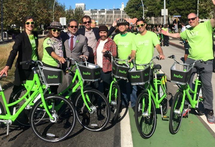 State Assemblymember Richard Bloom (center left) poses with community members, Santa Monica City staff,  Cyclehop employees and your humble author on the day of Breeze Bike Share's launch.