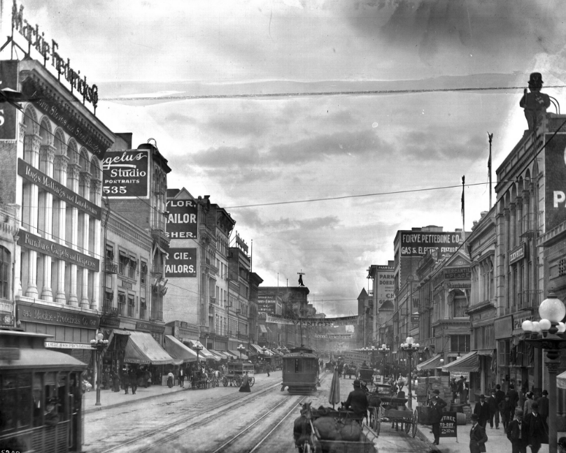 Downtown L.A. in 1906 Broadway looking north from Sixth Street. All built before zoning and planning laws. Photo via Wikimedia.